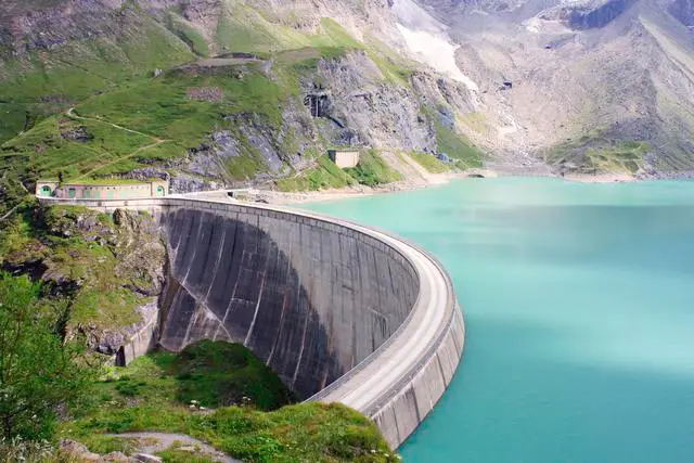 hydropower advantages disadvantages dams